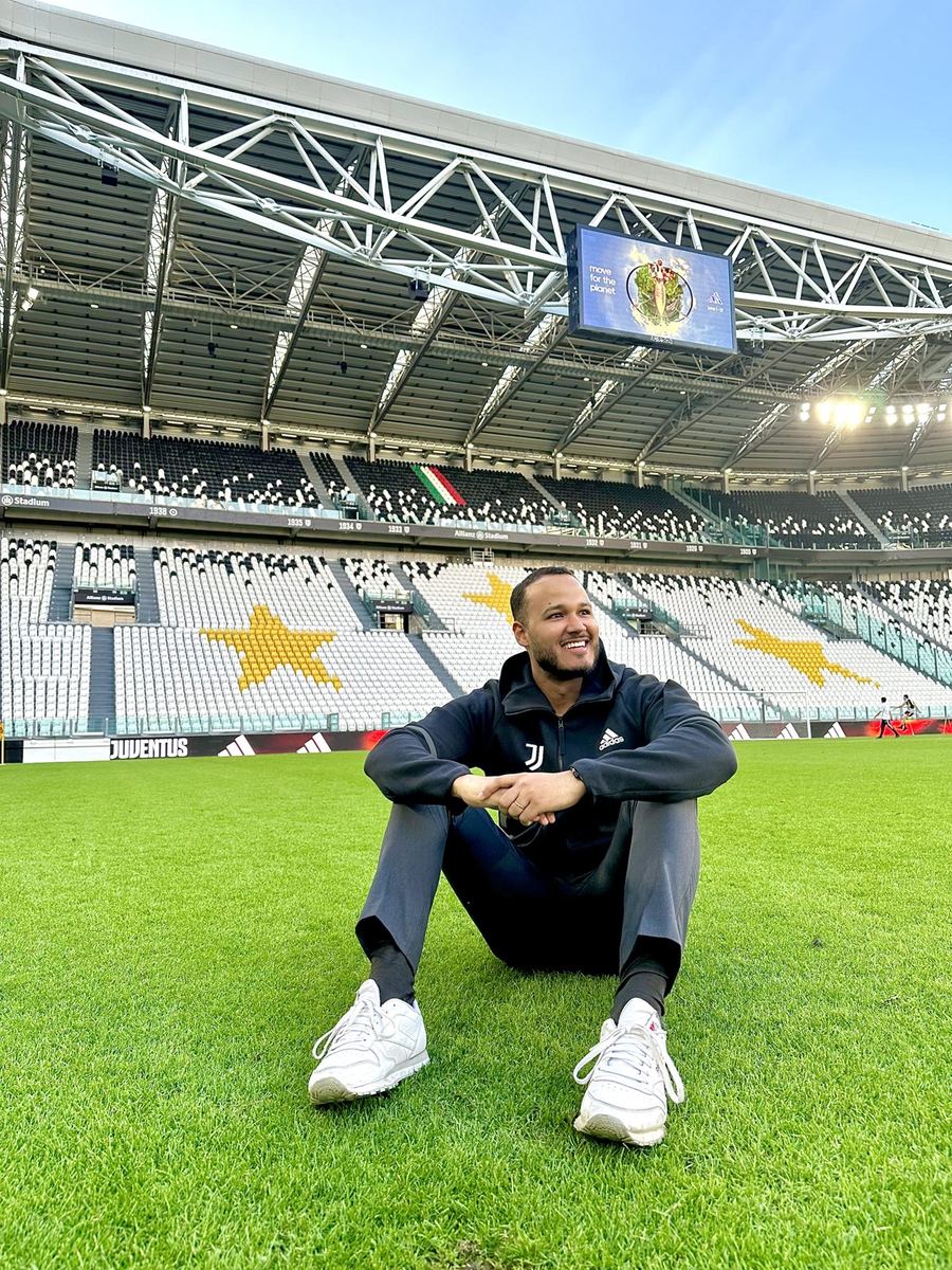 Carlos sitting on the pitch at Allianz Stadium